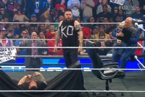 WWE SmackDown 1/20 Results: Kevin Owens Stuns Roman Reigns During The Contract Signing Segment