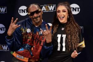 Snoop Dogg Does A Top Rope Splash On AEW Dynamite: New Year's Smash