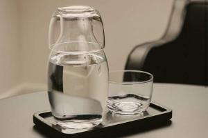 Drink water with some benefit things and get glowing skin without any scars |