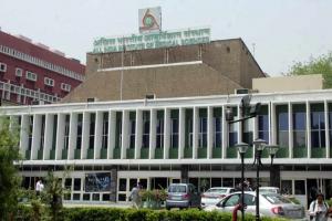 Smartphones may make your headaches worse: AIIMS