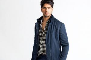Sidharth Malhotra tries cooking prawn during social distancing