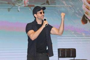 Hrithik Roshan urges citizens to avoid train travel