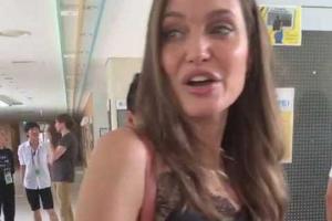 Angelina Jolie does her bit to feed underprivileged kids