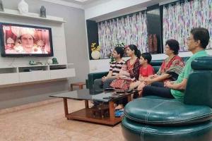 Arun Govil watches 'Ramayan' with family, photo goes viral