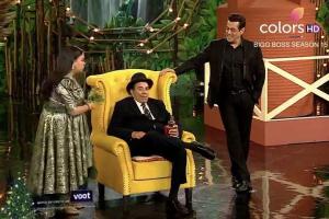 'Bigg Boss 15': Salman Khan, Dharmendra recreate iconic bike scene of 'Sholay'